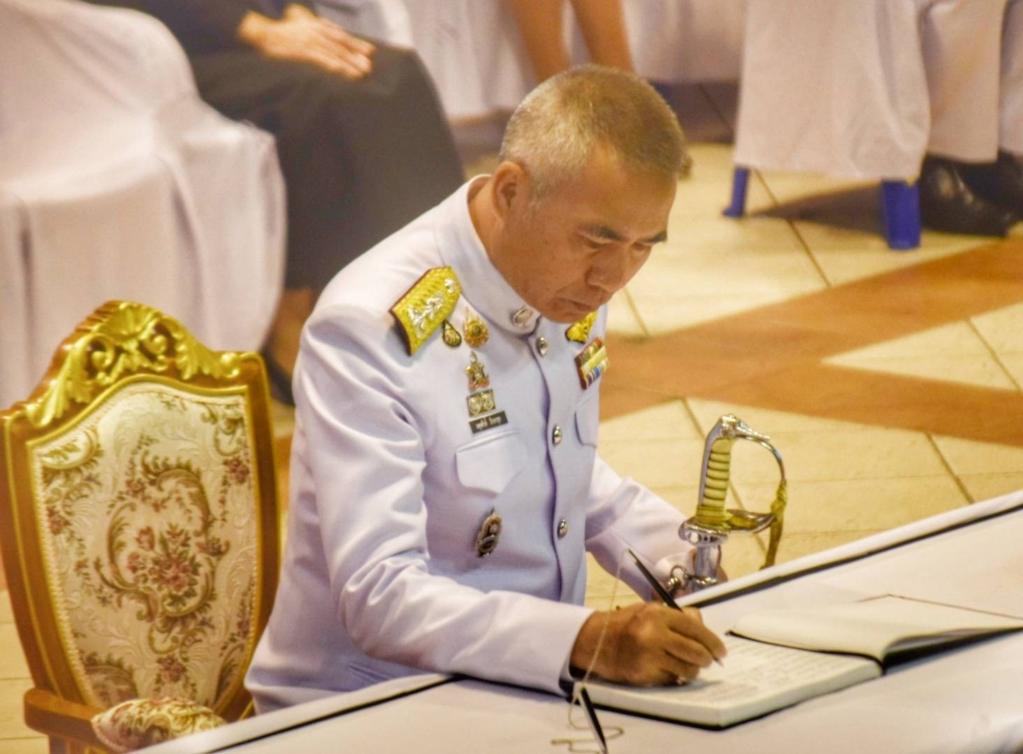 พิธีถวายน้ำสรงพระบรมศพ เบื้องหน้าหน้าพระฉายาลักษณ์สมเด็จพระนางเจ้าสิริกิติ์ พระบรมราชินีนาถ พระบรม ราชชนนีพันปีหลวง
