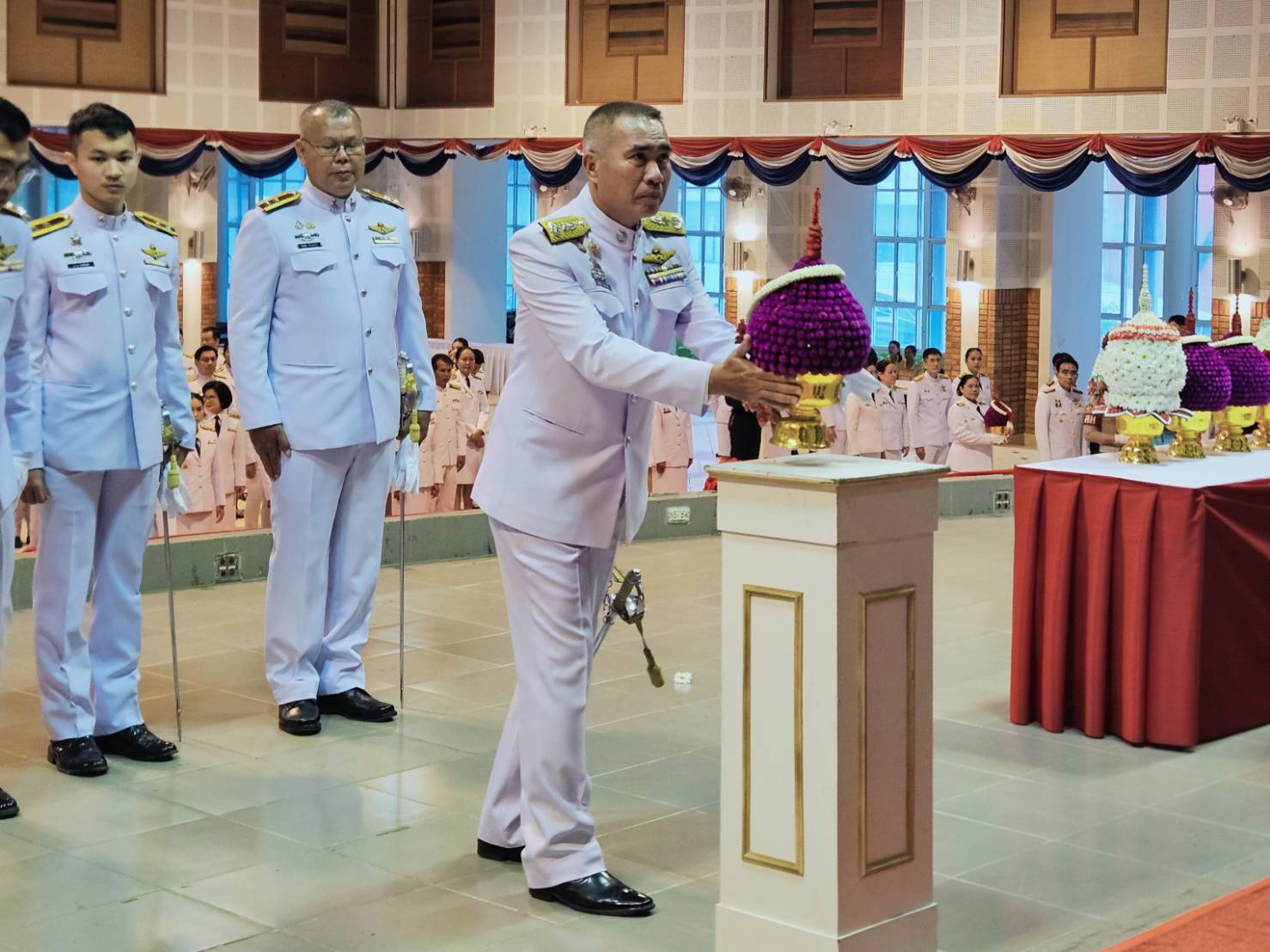 วางพานพุ่มดอกไม้ถวายราชสักการะ เฉลิมพระเกียรติพระบาทสมเด็จพระปรเมนทรมหาอานันทมหิดล พระอัฐมรามาธิบดินทร